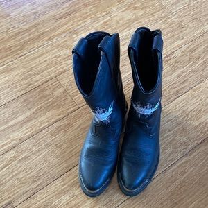 Black Harley Davidson boots for riding.
